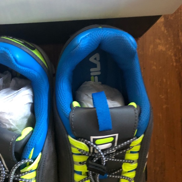 NWT FILA Disruptor Trail Sneaker - Picture 3 of 7